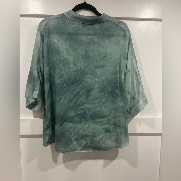 Cute button top with hi low feature with gauzy shimmer fabric - Picture 2 of 5